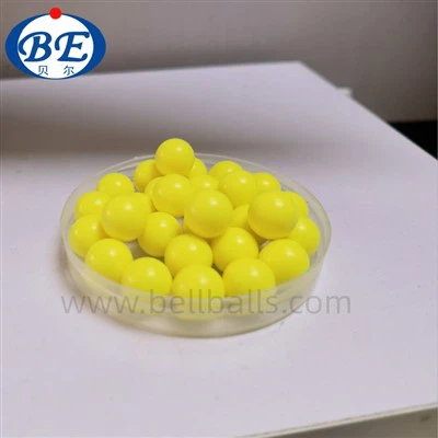 Solidne żółte plastikowe kulki
